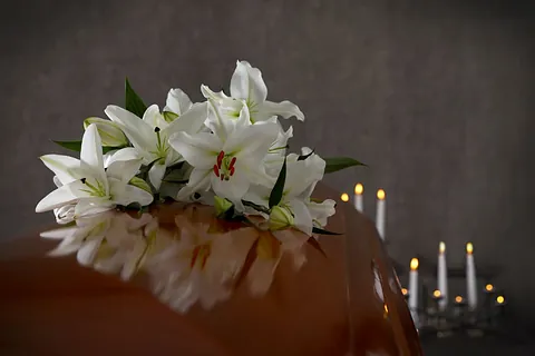 ataúd con flores